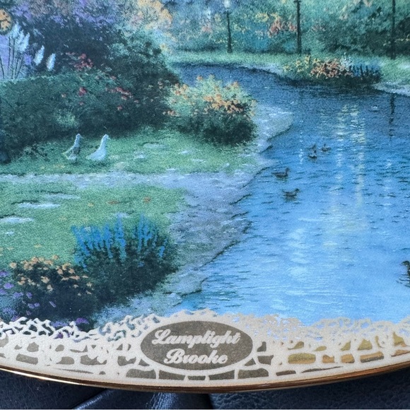 Thomas Kinkade Lamplight Brooke Collector Plate – Lamplight Village #1 - Picture 2 of 8